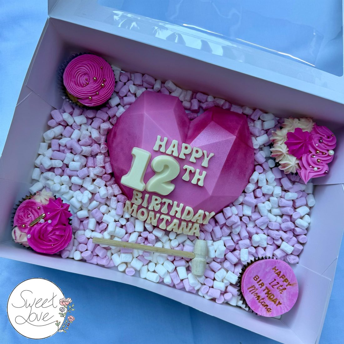 Pink smash heart with cupcakes and marshmallows